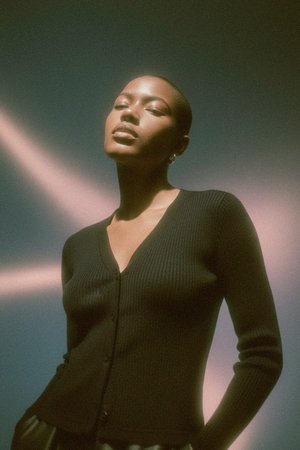 Niezbędny czarny kardigan z prążkowanej dzianiny