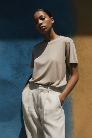 Luźny krój beżowej melanżowej koszulki z okrągłym dekoltem