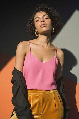 Różowy top z dekoltem w serek i ramiączkami