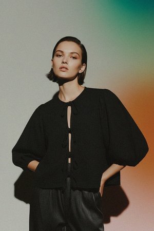 Czarna bluzka z teksturą i wiązaniem z przodu, z obszernymi rękawami