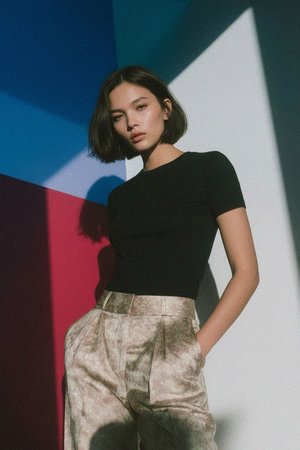 Niezbędna dopasowana czarna koszulka z krótkim rękawem