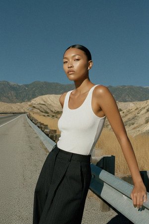 Klasyczny prążkowany biały top bez rękawów