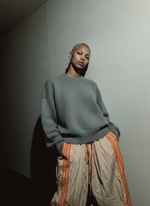 Miękki szary sweter z okrągłym dekoltem