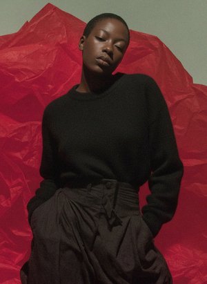 Miękki czarny sweter z okrągłym dekoltem