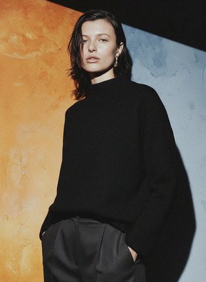 Czarny, obszerny sweter z dzianiny z wysokim kołnierzem