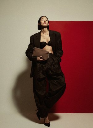 LE COLLET Brązowa saszetka zapinana na zamek z efektem zamszu