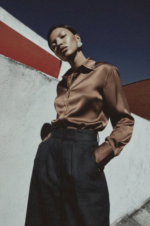 Elegancka brązowa koszula z kołnierzykiem wykończonym satyną