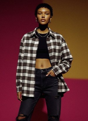 Luźna koszula w brązowo-białą kratę zapinana na guziki