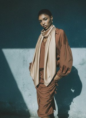 LE COLLET Elegancki beżowy szal jedwabny