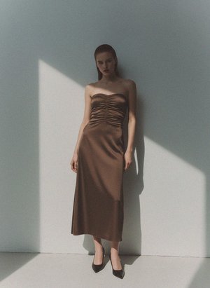 Brązowa sukienka midi z marszczeniami i bez ramiączek