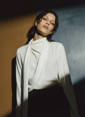 Wyrafinowana biała bluzka z drapowaniem