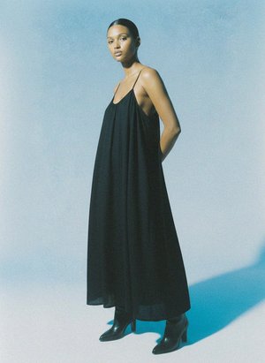 Czarna luźna mini sukienka na cienkich ramiączkach