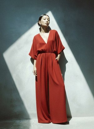 Czerwony kombinezon z szerokimi nogawkami i dekoltem w serek