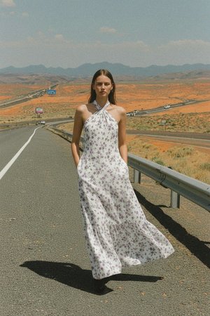 Biała sukienka maxi z kwiatowym dekoltem halter