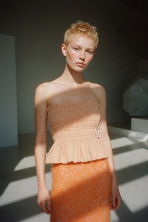 Bluzka z falbanką bez ramiączek i baskinką