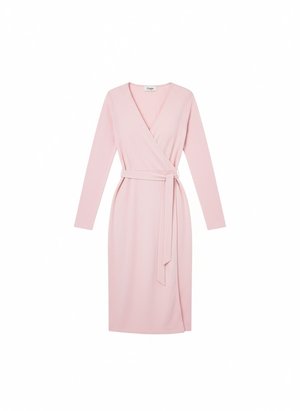 Elegancka różowa dzianinowa sukienka midi z kopertowym dekoltem