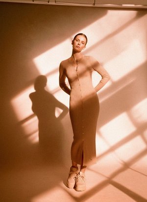 Elegancka beżowa prążkowana sukienka midi z guzikami z przodu