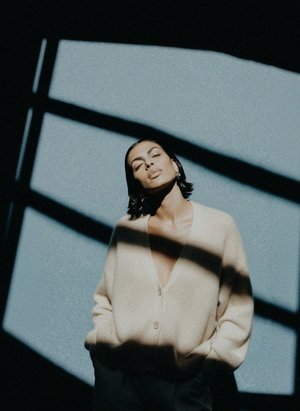 Miękki dzianinowy oversize'owy kardigan w kolorze beżowym