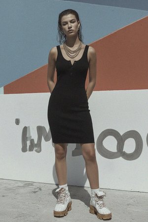 Prążkowana sukienka mini bez rękawów zapinana na guziki