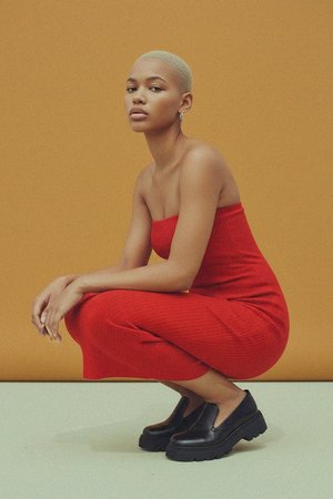 Czerwona prążkowana sukienka midi typu bodycon bez ramiączek