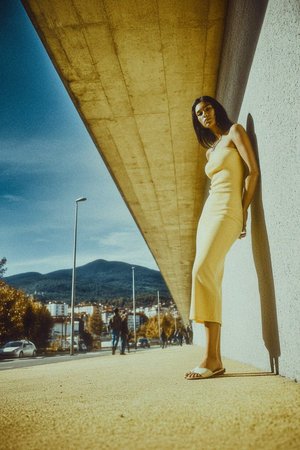 Sukienka midi z prążkowanej dzianiny bez ramiączek w kolorze jasnożółtym