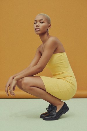 Żółta, dopasowana mini sukienka bez ramiączek