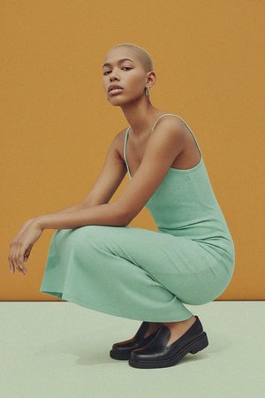 Prążkowana, bezrękawa, dopasowana sukienka midi