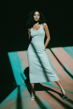 Sukienka midi z prążkowanej tkaniny