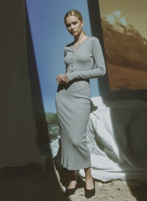 Sukienka midi z prążkowanego materiału z długim rękawem i ozdobnymi guzikami