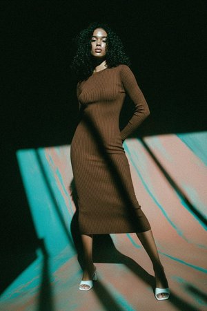 Sukienka midi z prążkowanego materiału z długim rękawem