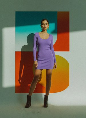 Sukienka mini z prążkowanego materiału z długim rękawem i okrągłym dekoltem