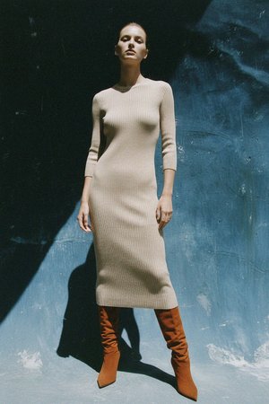 Dopasowana prążkowana sukienka midi z rękawami 3/4