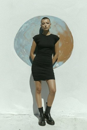 Elegancka czarna obcisła sukienka mini z krótkimi rękawami