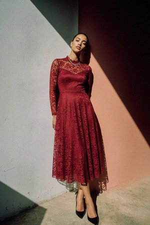 Elegancka czerwona koronkowa sukienka midi z długim rękawem