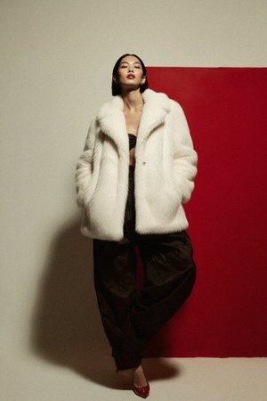 Elegancki biały płaszcz ze sztucznego futra