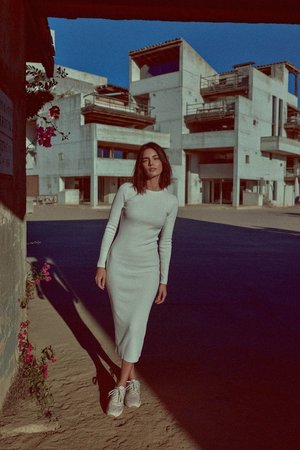 Biała prążkowana sukienka midi z długim rękawem