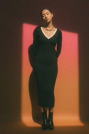 Dopasowana czarna prążkowana sukienka midi z dekoltem w serek