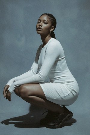 Biała prążkowana, dopasowana mini sukienka z długim rękawem