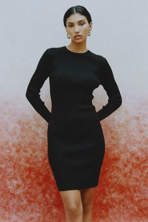 Czarna prążkowana sukienka mini z długim rękawem