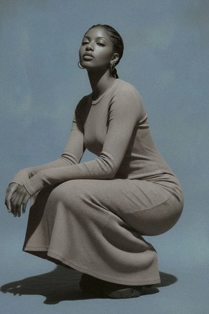 Sukienka midi z prążkowanej dzianiny z długim rękawem