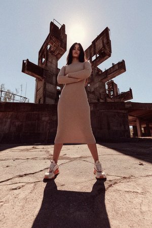 Beżowa, prążkowana, dopasowana sukienka midi z golfem