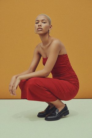 Elegancka czerwona sukienka midi bez ramiączek