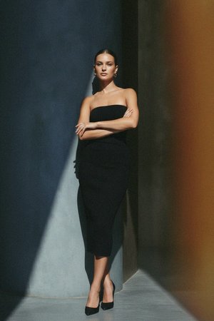 Czarna prążkowana sukienka midi bez ramiączek, dopasowana