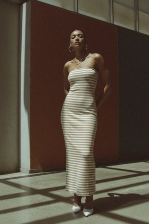 Sukienka maxi w paski bez ramiączek