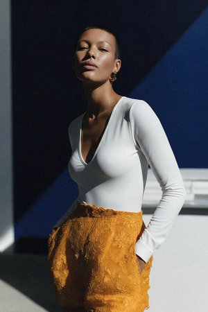 Biały body z długim rękawem i dekoltem w serek