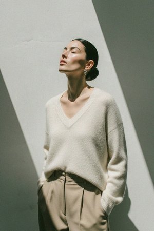 Przytulny sweter z dekoltem w serek i puszystym splotem