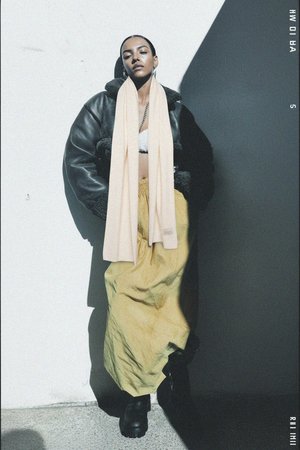 Miękki szalik dzianinowy w kolorze kremowo-białym