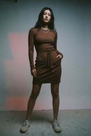 Brązowa prążkowana sukienka mini z długim rękawem i wiązaniem w talii