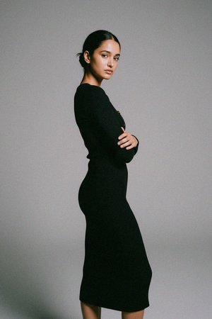 Czarna prążkowana sukienka midi z dekoltem w serek ze złotym kółkiem