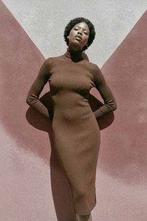 Brązowa prążkowana sukienka midi z golfem